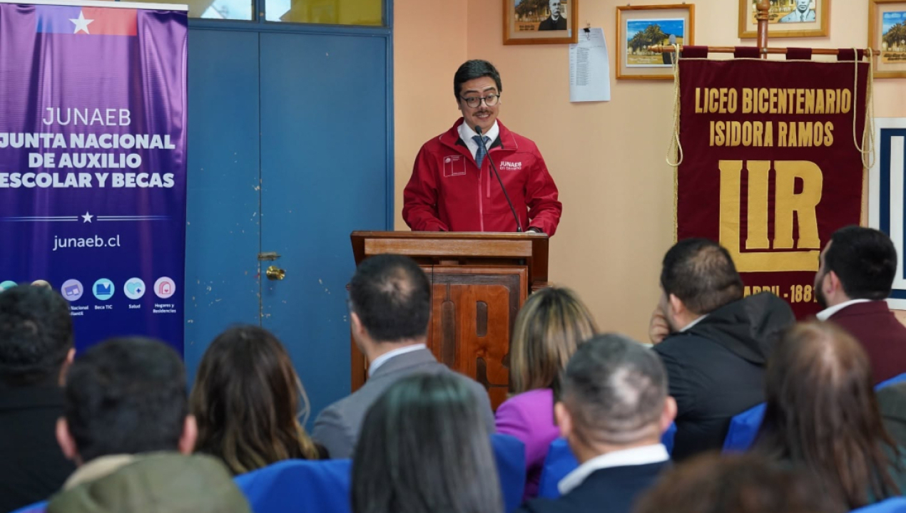 /mas-de-300-estudiantes-de-lebu-reciben-computadores-de-la-beca-tic-para