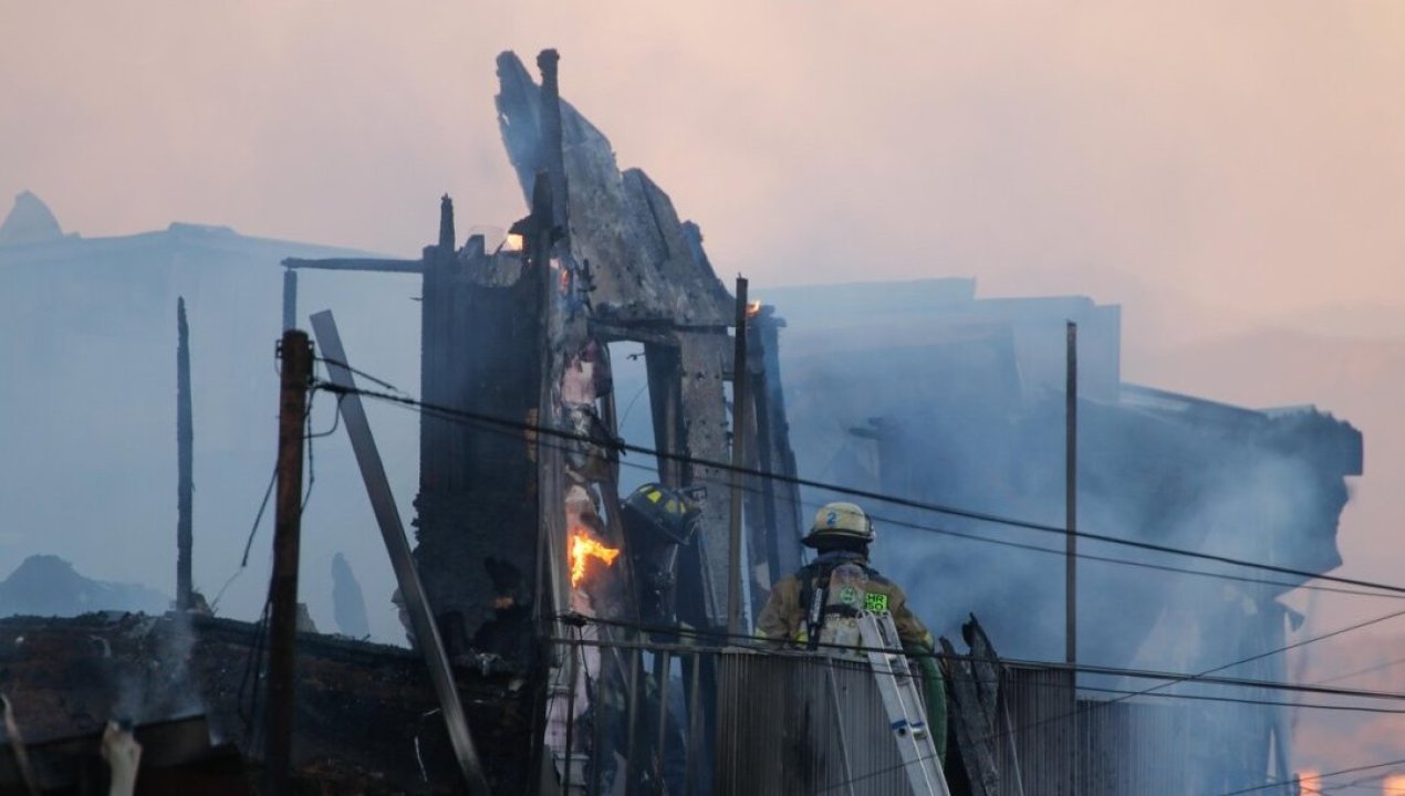 /regionales/region-de-valparaiso/valparaiso-incendio-dejo-11-casas-afectadas-y-25-damnificados-en-cerro