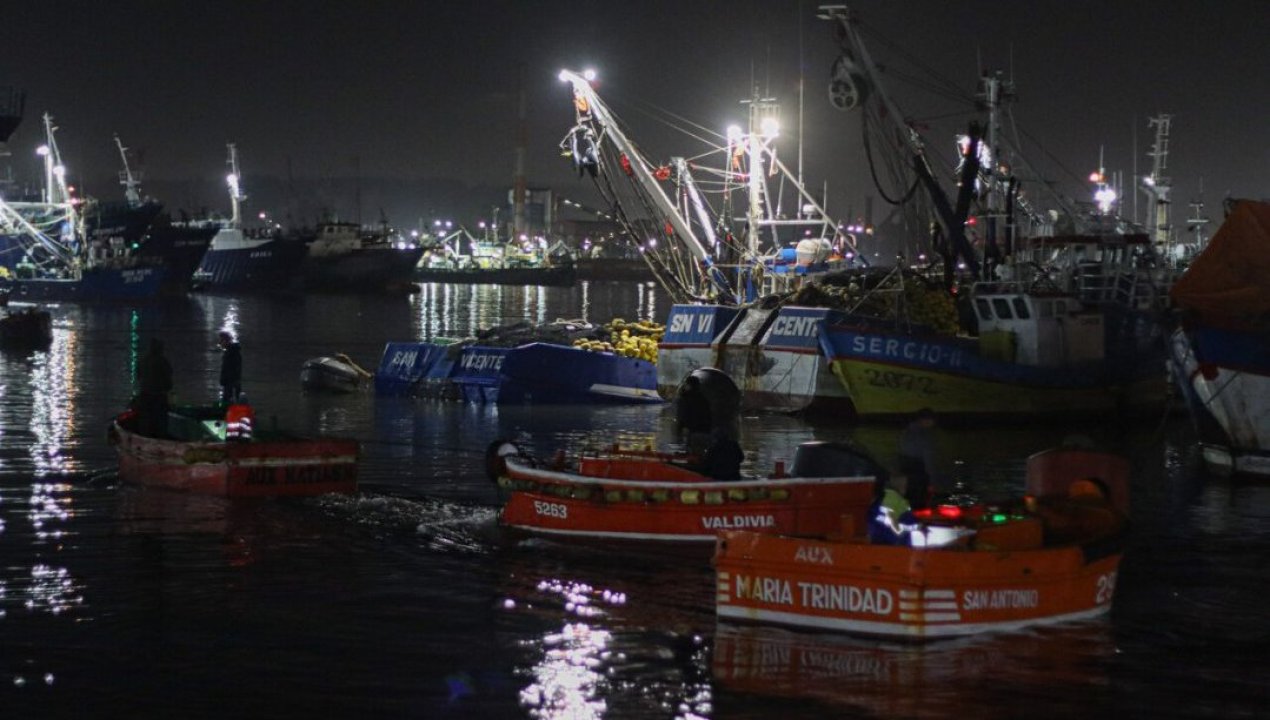 /regionales/region-del-biobio/sigue-busqueda-de-desaparecidos-tras-hundimiento-de-embarcacion-en