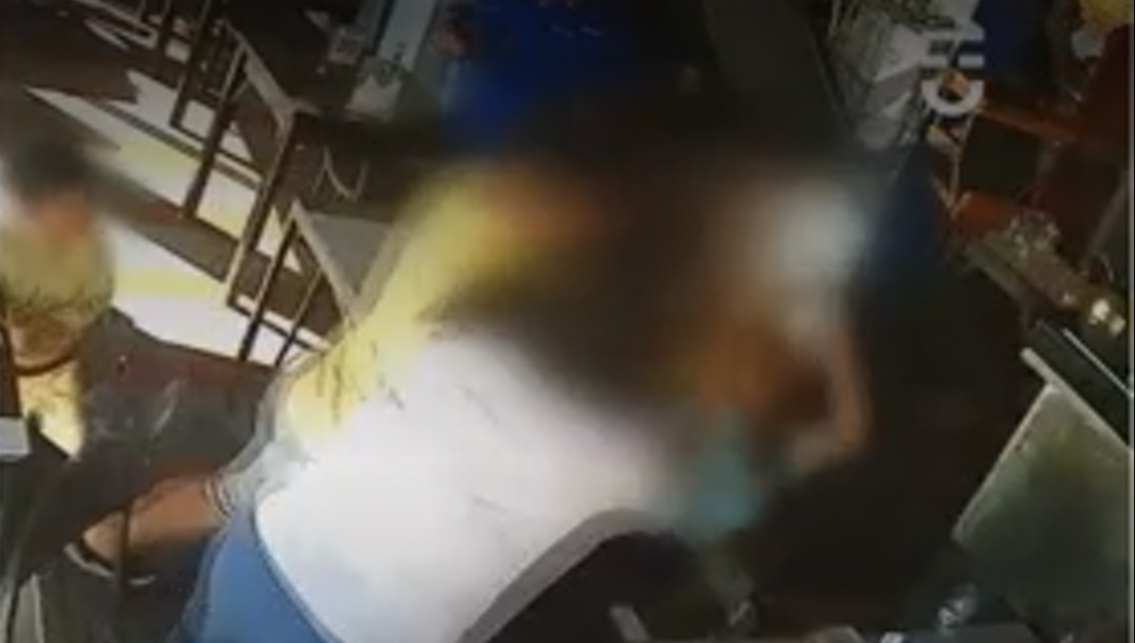 /regionales/region-de-valparaiso/video-golpearon-a-mujer-con-una-silla-por-reclamar-pataleta-de-menor