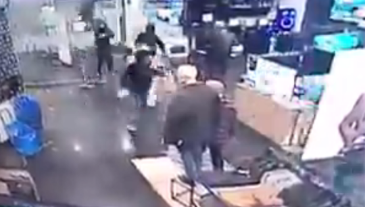 /regionales/region-de-valparaiso/delincuentes-armados-arrasan-en-tienda-paris-y-se-van-tiros-con-carabineros