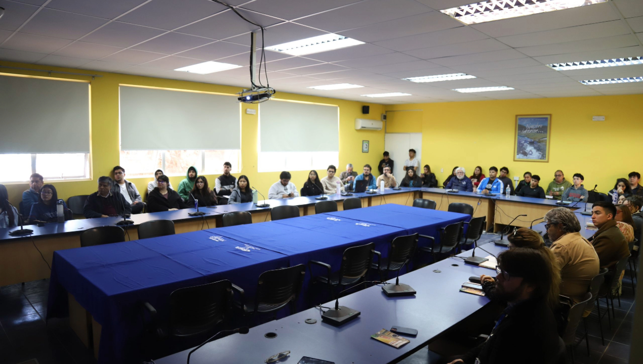 /estudiantes-de-la-ua-reciben-charla-orientada-a-la-ley-marco-de-cambio